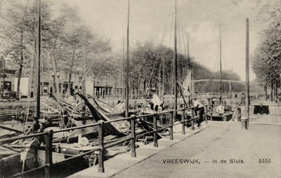15046 Gezicht op de Oude Sluis met meerdere vrachtschepen te Vreeswijk uit het zuidoosten; met links op de achtergrond ...